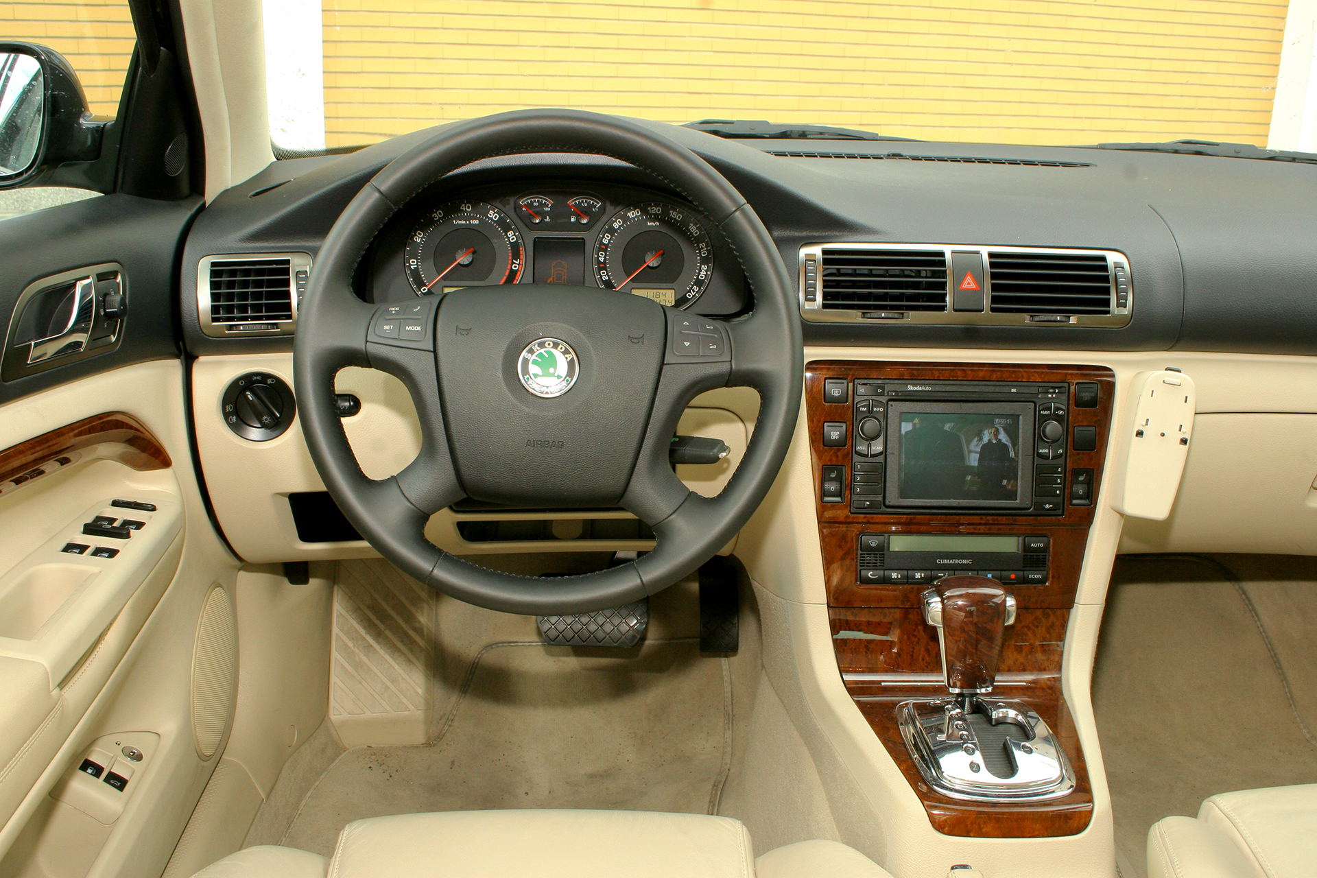 tanie uzywane auta klasy sredniej_skoda superb deska