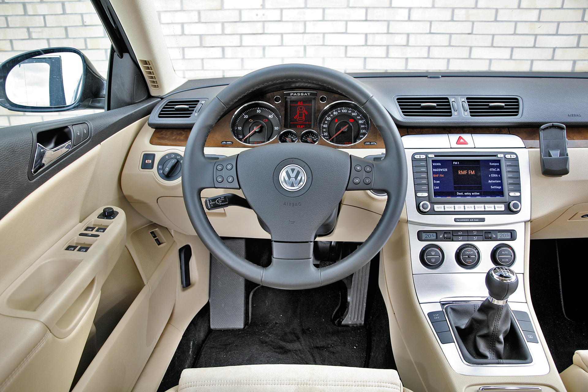 tanie uzywane auta klasy sredniej_vw passat deska