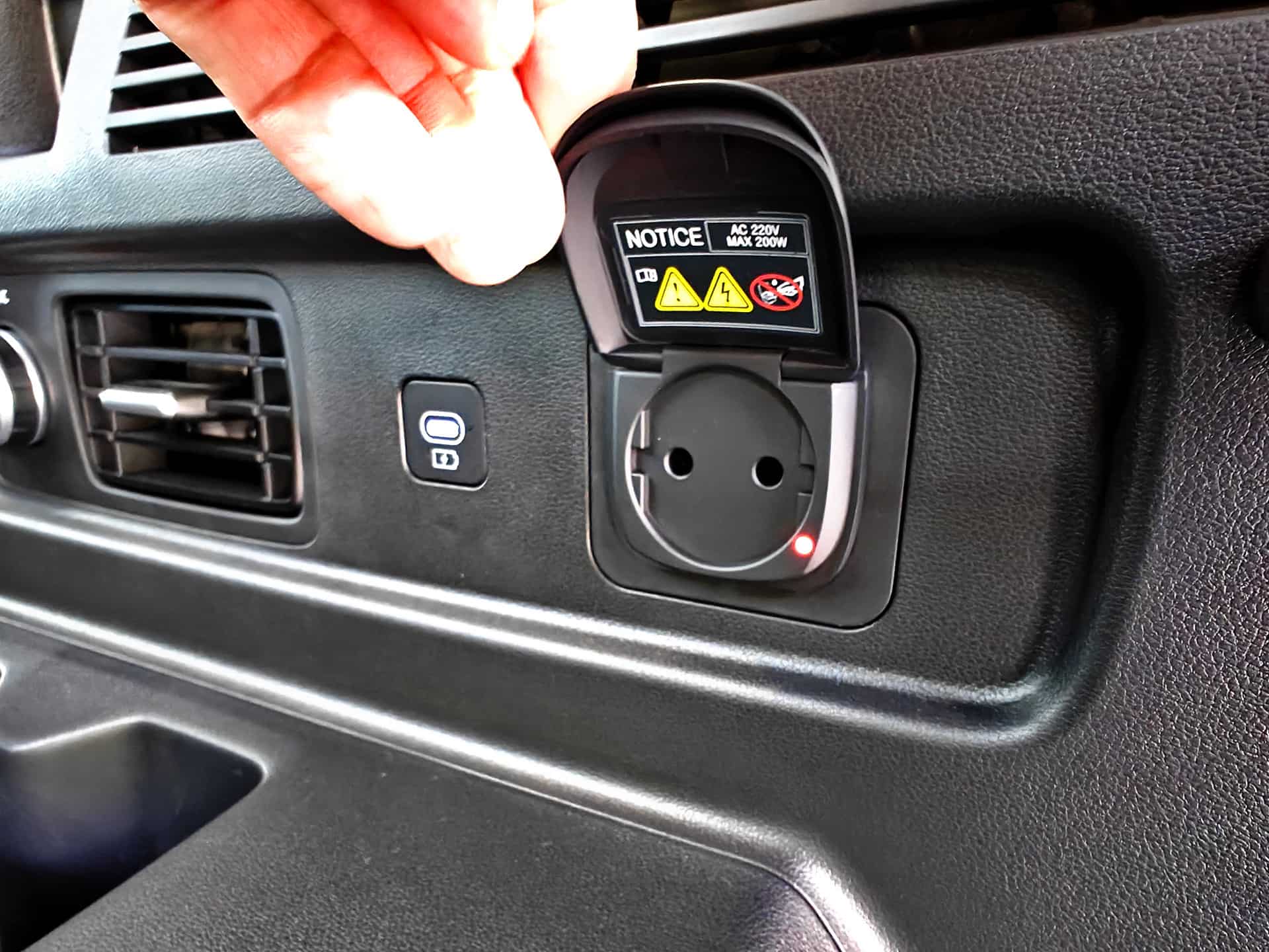 hyundai santa fe 2024 gniazdo 220 V w bagażniku