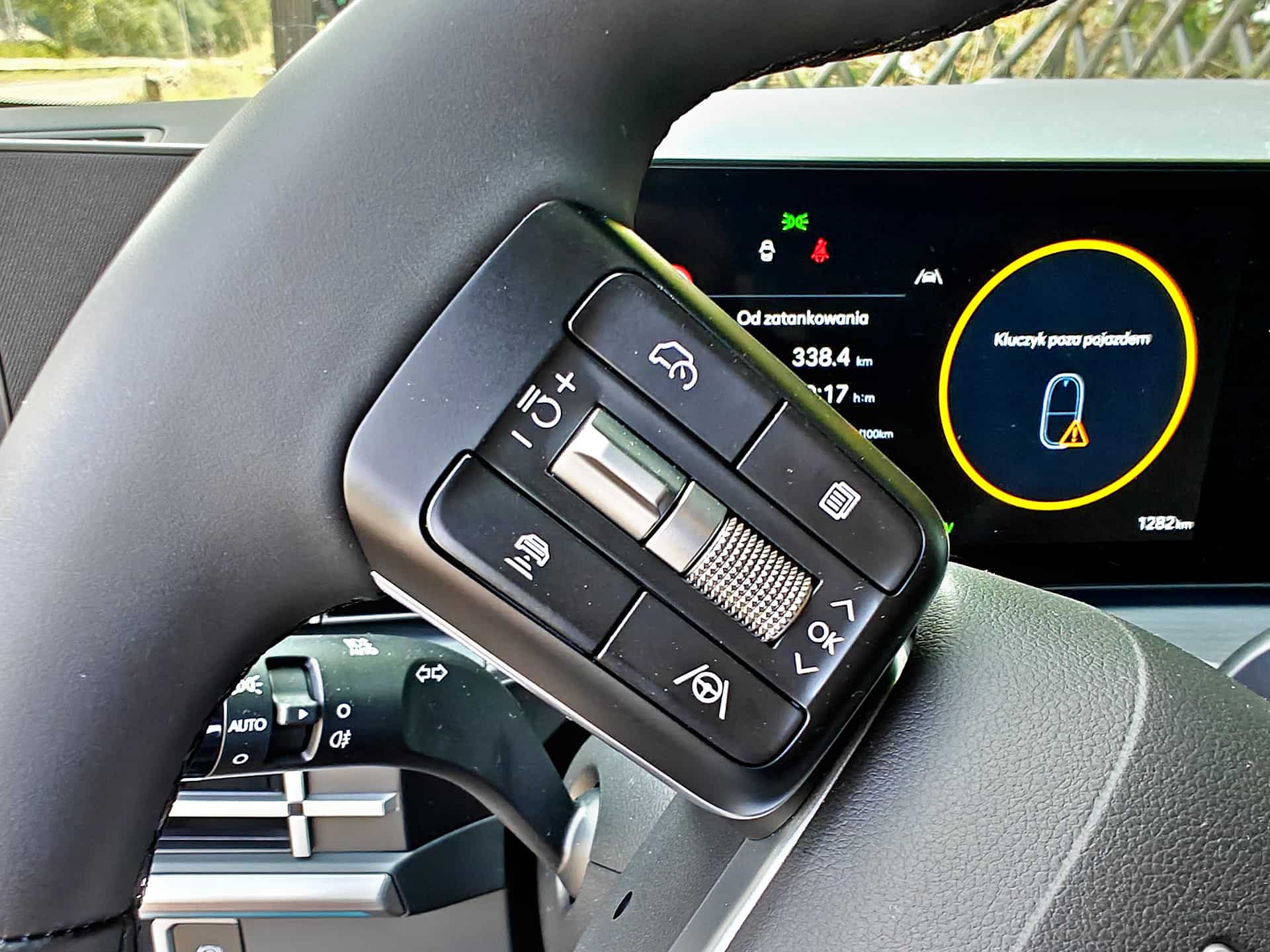 hyundai-santa-fe-2024-panel-sterowania-na kierownicy