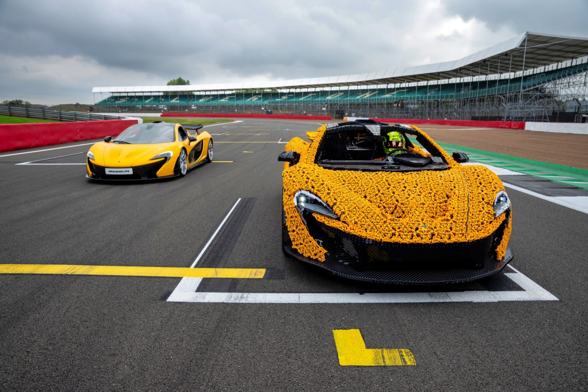 Naturalnej wielkości, jeżdżący McLaren P1 z klocków Lego pokonał okrążenie toru Silverstone. Za kierownicą – Lando Norris!