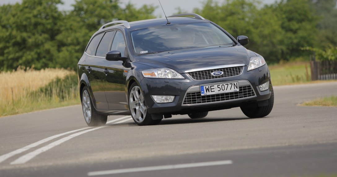 Jadący Ford Mondeo