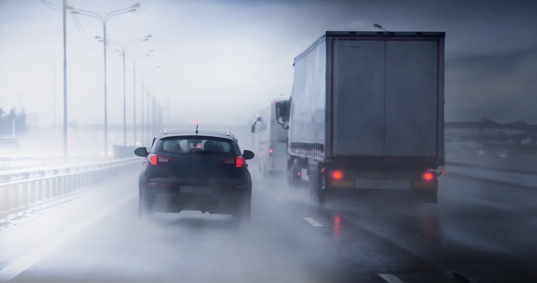 Jazda po autostradzie w deszczu