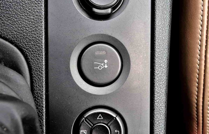 Peugeot RCZ: przycisk do sterowania spoilerem