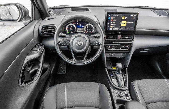Toyota Yaris Cross - kokpit