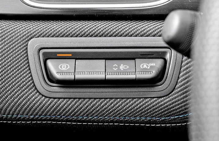 Renault Captur mild hybrid 160 EDC esprit Alpine – panel po lewej stronie deski