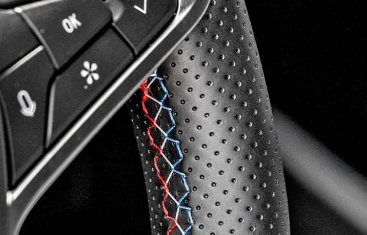 Renault Captur mild hybrid 160 EDC esprit Alpine – trójkolorowe szwy na kierownicy