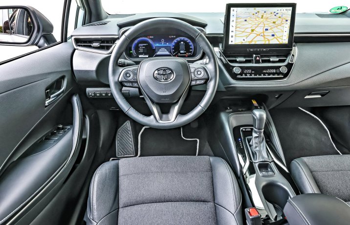 Toyota Corolla TS (2024) - deska rozdzielcza