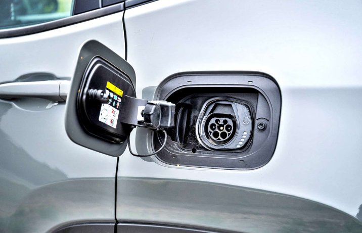 Jeep Compass 4xe 240 Overland (2024) – gniazdo ładowania