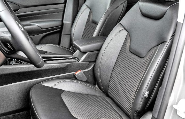 Jeep Compass 4xe 240 Overland (2024) – fotele