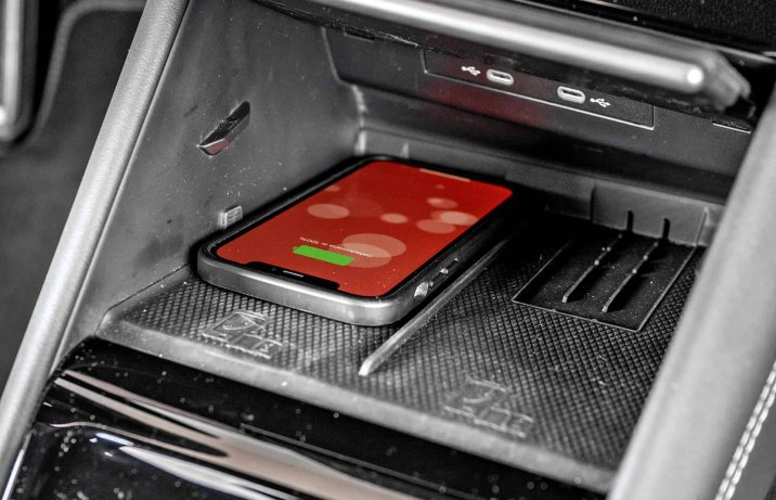 Volkswagen Tiguan 2.0 TDI 193 4Motion DSG R-Line – kokpit, ładowarka indukcyjna