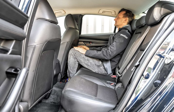 Mazda 3 sedan 2.0 e-Skyactiv X 6AT (2024) – kanapa z pasażerem