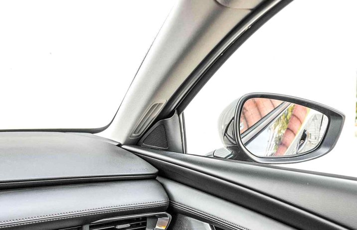 Mazda 3 sedan 2.0 e-Skyactiv X 6AT (2024) – słupek przedni