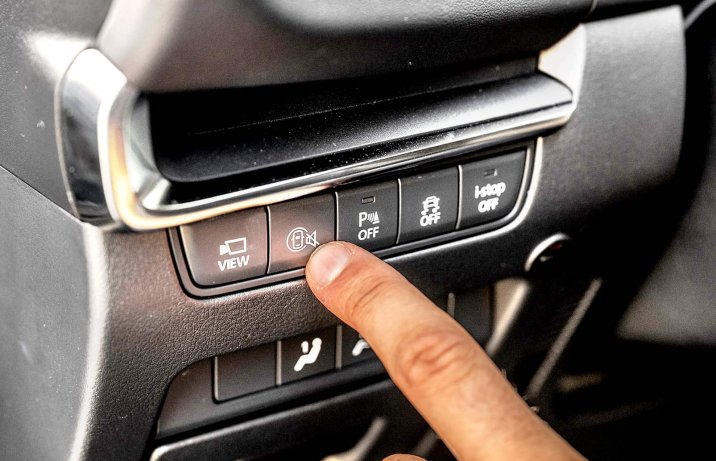 Mazda 3 sedan 2.0 e-Skyactiv X 6AT (2024) – panel sterowania, asystenci jazdy