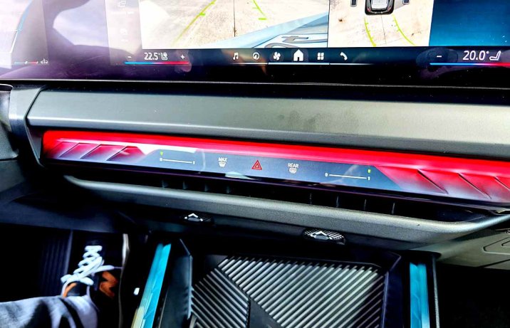 BMW X3 G45 – listwa pod ekranem