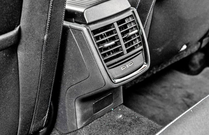 Skoda Scala 1.5 TSI DSG - test (2024) - centralne nawiewy na tył