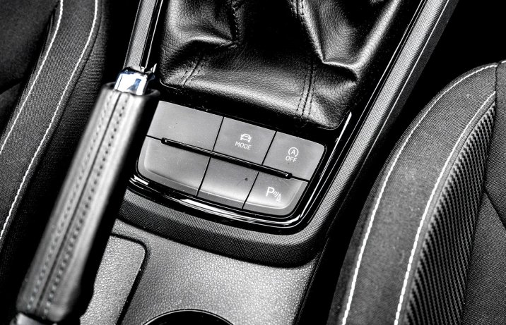Skoda Scala 1.5 TSI DSG - test (2024) - przyciski w tunelu środkowym