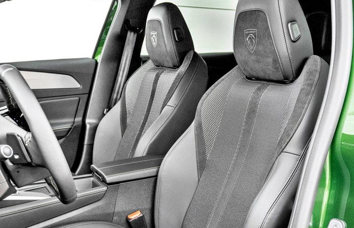 Peugeot 308 Hybrid 136 e-DCS6 - test (2024) - przednie fotele