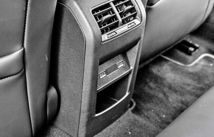 Peugeot 308 Hybrid 136 e-DCS6 - test (2024) - centralne nawiewy na tył