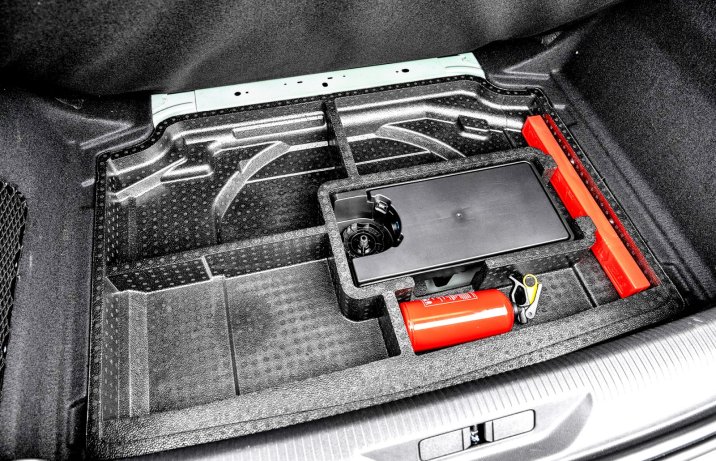 Peugeot 308 Hybrid 136 e-DCS6 - test (2024) - organizer pod podłogą bagażnika