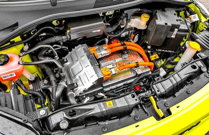 Abarth 500e (2024) – wnętrze, silnik