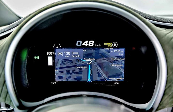 Abarth 500e (2024) – wnętrze, wskaźniki, mapa nawigacji