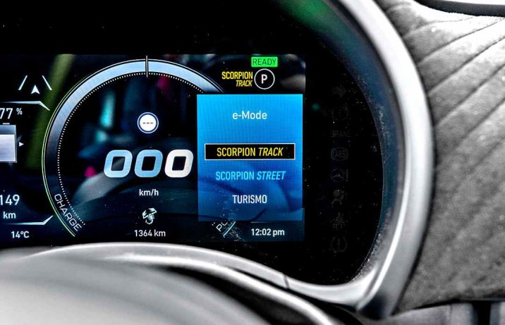 Abarth 500e (2024) – wnętrze, tryby jazdy