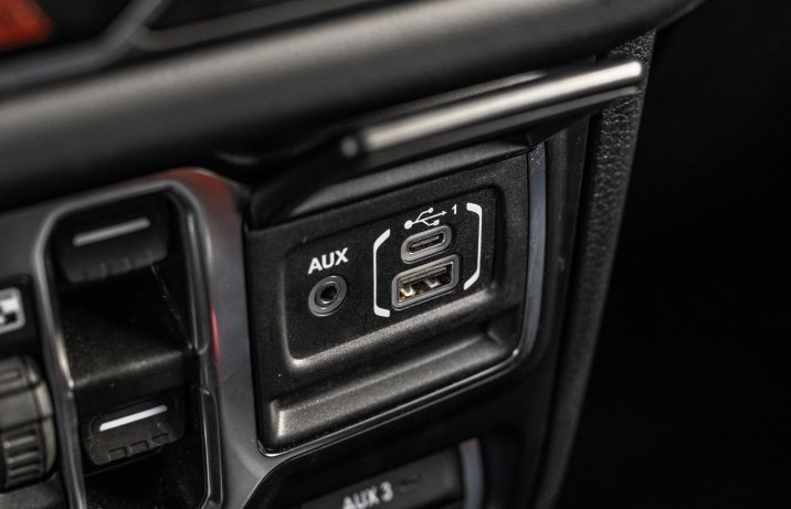 Jeep Wrangler Unlimited - gniazdka