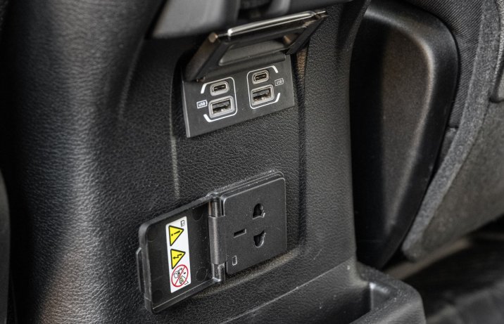 Jeep Wrangler Unlimited - tylne gniazdka