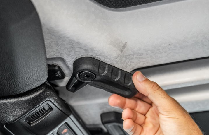 Jeep Wrangler Unlimited - mocowanie panelu dachowego