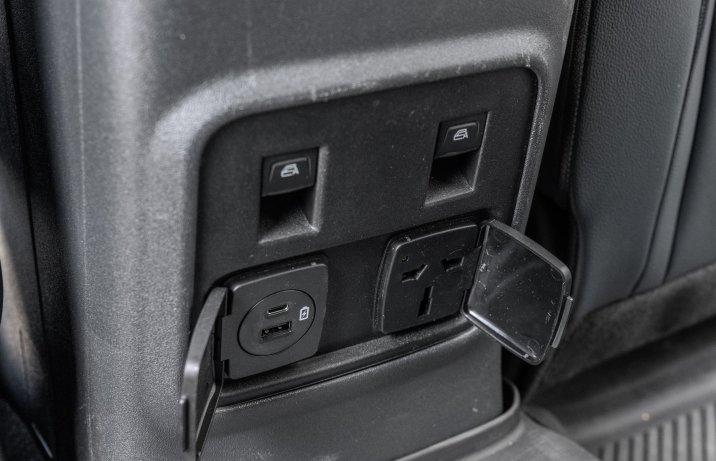 Ford Bronco - tylne gniazdka