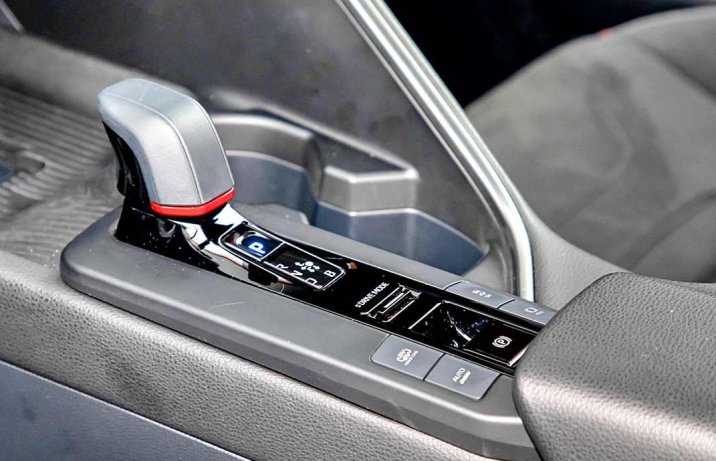 Toyota C-HR 2.0 Hybrid Dynamic Force Plug-in GR Sport (2024) – deska rozdzielcza