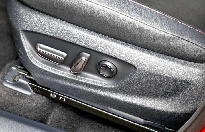 Toyota C-HR 2.0 Hybrid Dynamic Force Plug-in GR Sport (2024) –  sterowanie fotela