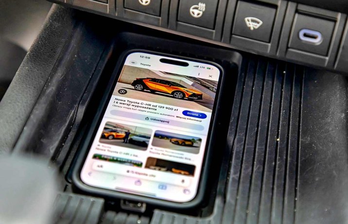 Toyota C-HR 2.0 Hybrid Dynamic Force Plug-in GR Sport (2024) – ładowarka indukcyjna