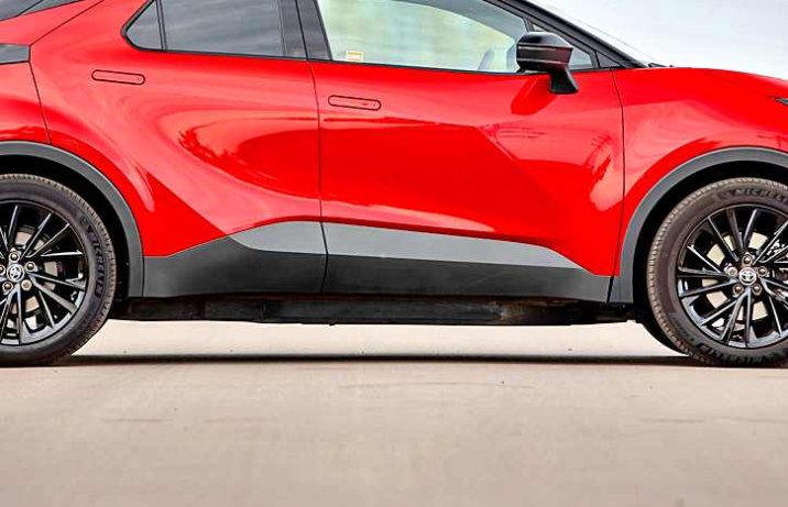 Toyota C-HR 2.0 Hybrid Dynamic Force Plug-in GR Sport (2024) – bok