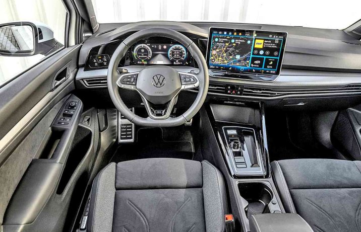 Volkswagen Golf 1.5 TSI eHybrid Edition 50 – deska rozdzielcza