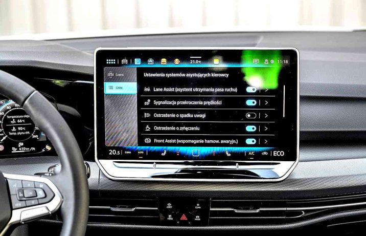 Volkswagen Golf 1.5 TSI eHybrid Edition 50 – deska rozdzielcza, wyświetlacz, systemy wsparcia