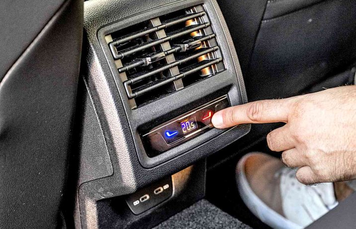 Volkswagen Golf 1.5 TSI eHybrid Edition 50 – trójstrefowa klimatyzacja, sterowanie w drugim rzędzie siedzeń