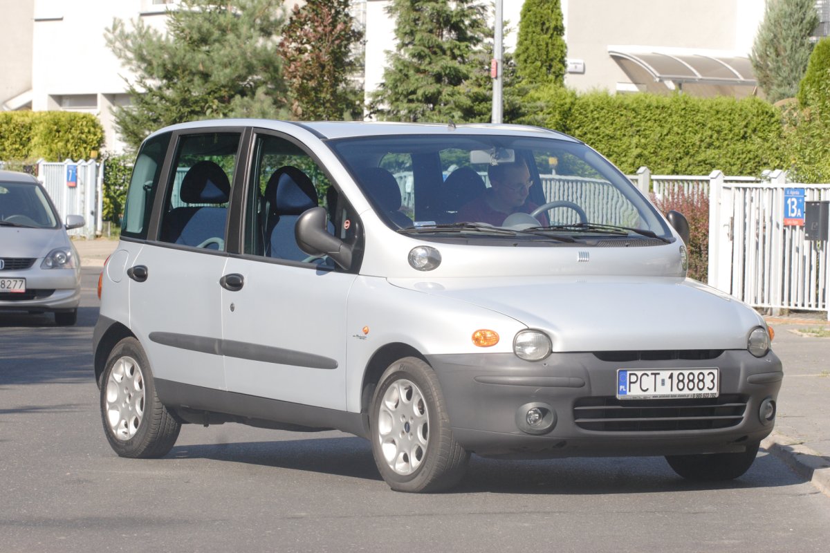 Fiat Multipla: autoalarm, nie jest mu do niczego potrzebny, ale to tak dziwne auto, iż aż fajne. I z biegiem lat coraz fajniejsze