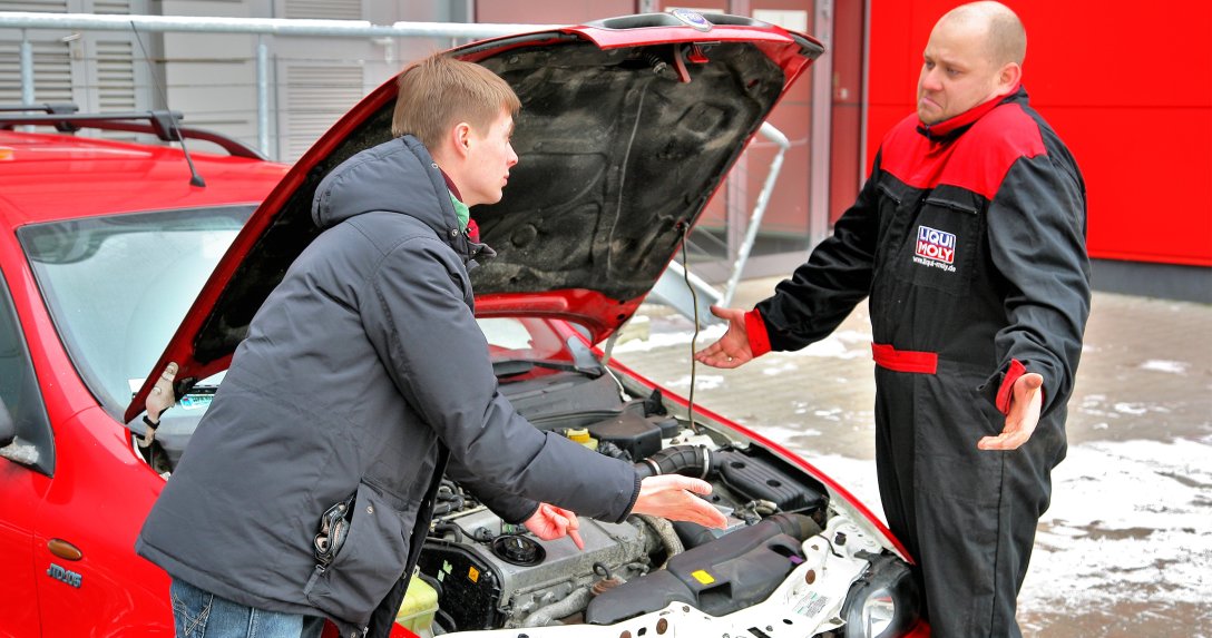 Mechanik rozmawia z klientem