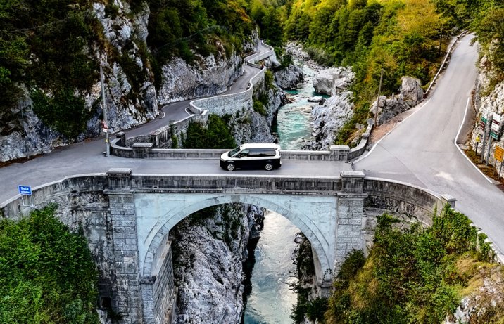 Volkswagen California(2024) – na moście