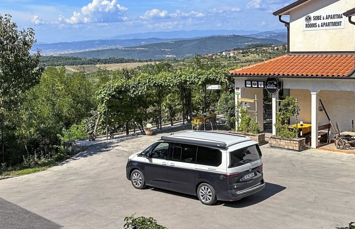 Volkswagen California(2024) – przed pensjonatem