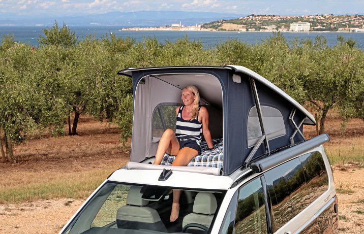 Volkswagen California (2024) – taras na dachu