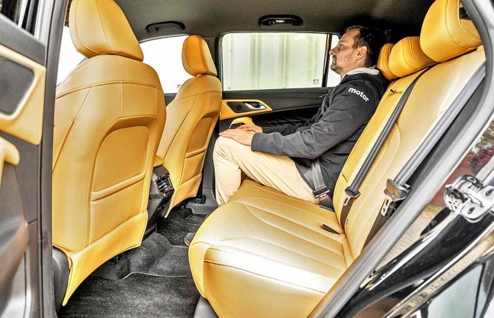 MG HS 1.5T AUT 170 KM Exclusive  2024 – kanapa z pasażerem