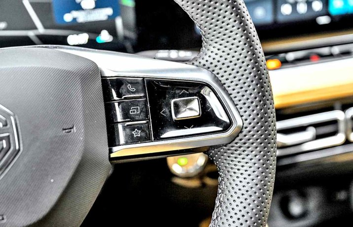 MG HS 1.5T AUT 170 KM Exclusive (2024) – deska rozdzielcza, sterowanie na kierownicy