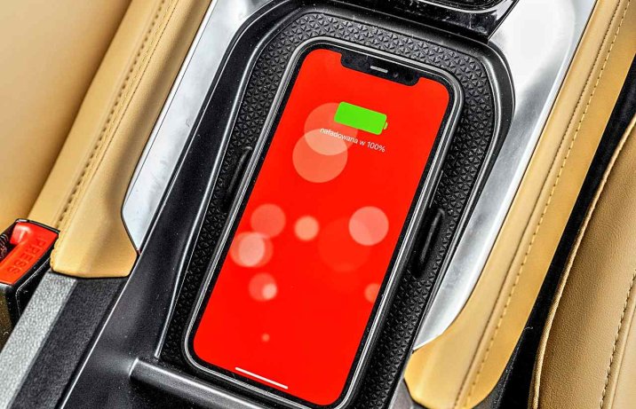 MG HS 1.5T AUT 170 KM Exclusive (2024) – deska rozdzielcza, ładowarka indukcyjna