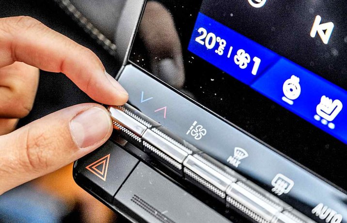 Renault Symbioz E-Tech full hybrid 145 iconic 2024 – deska rozdzielcza, sterowanie klimatyzacją