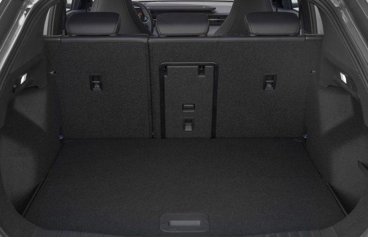 Ford Capri 2024 – wnętrze, schowki w konsoli środkowej