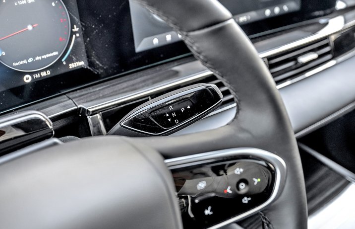 Omoda 5 (2024) 1.6 T-GDI 7DCT Premium – deska rozdzielcza, manetka zmiany biegów