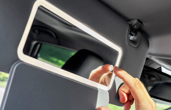 Omoda 5 (2024) 1.6 T-GDI 7DCT Premium – deska rozdzielcza, podświetlane lusterko